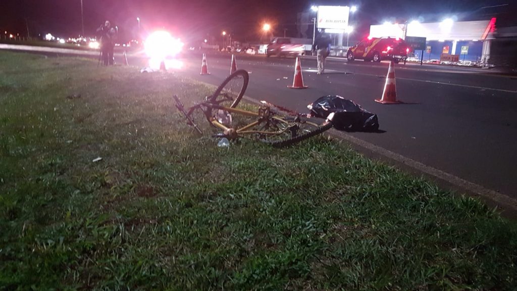Ciclista morre atropelado na BR-277 no Trevo do Guarujá