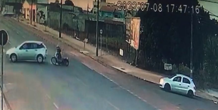 Câmera registra acidente em que motociclista ficou ferida no Santa Cruz