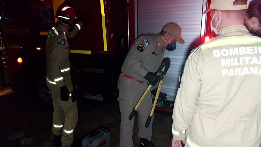 Bombeiros são chamados à delegacia para cortar algema de preso