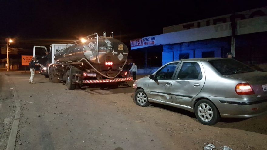 Motorista de caminhão tanque “come” faixa e acerta lateral de carro no trevo Cataratas