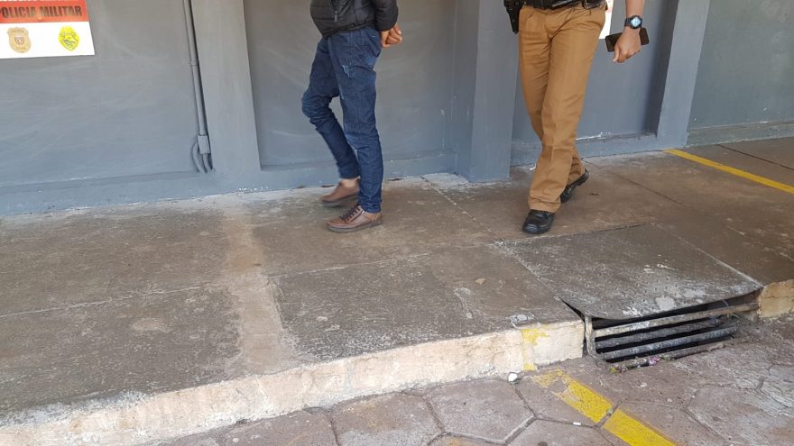 Homem é detido na Avenida Brasil com mandado em aberto