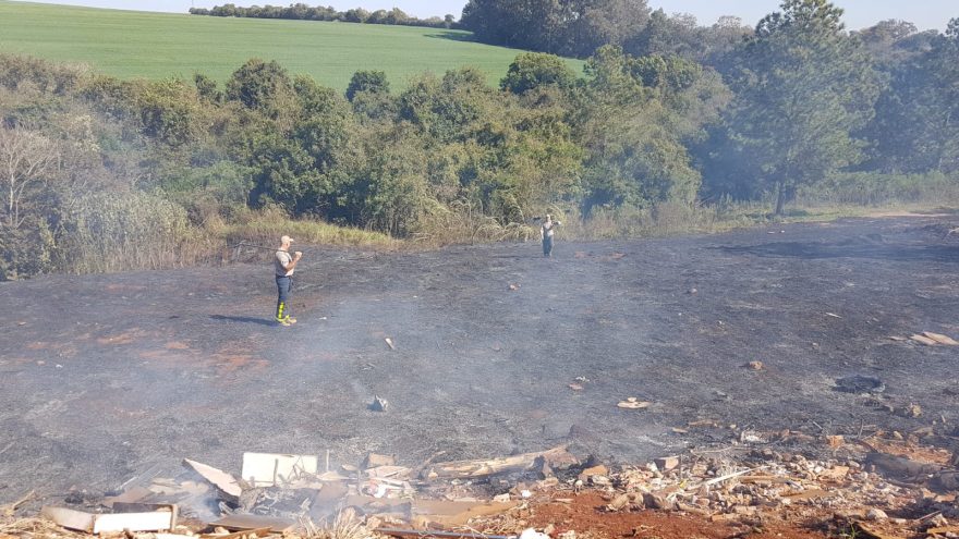 Bombeiros combatem incêndio em grande área de vegetação no Esmeralda