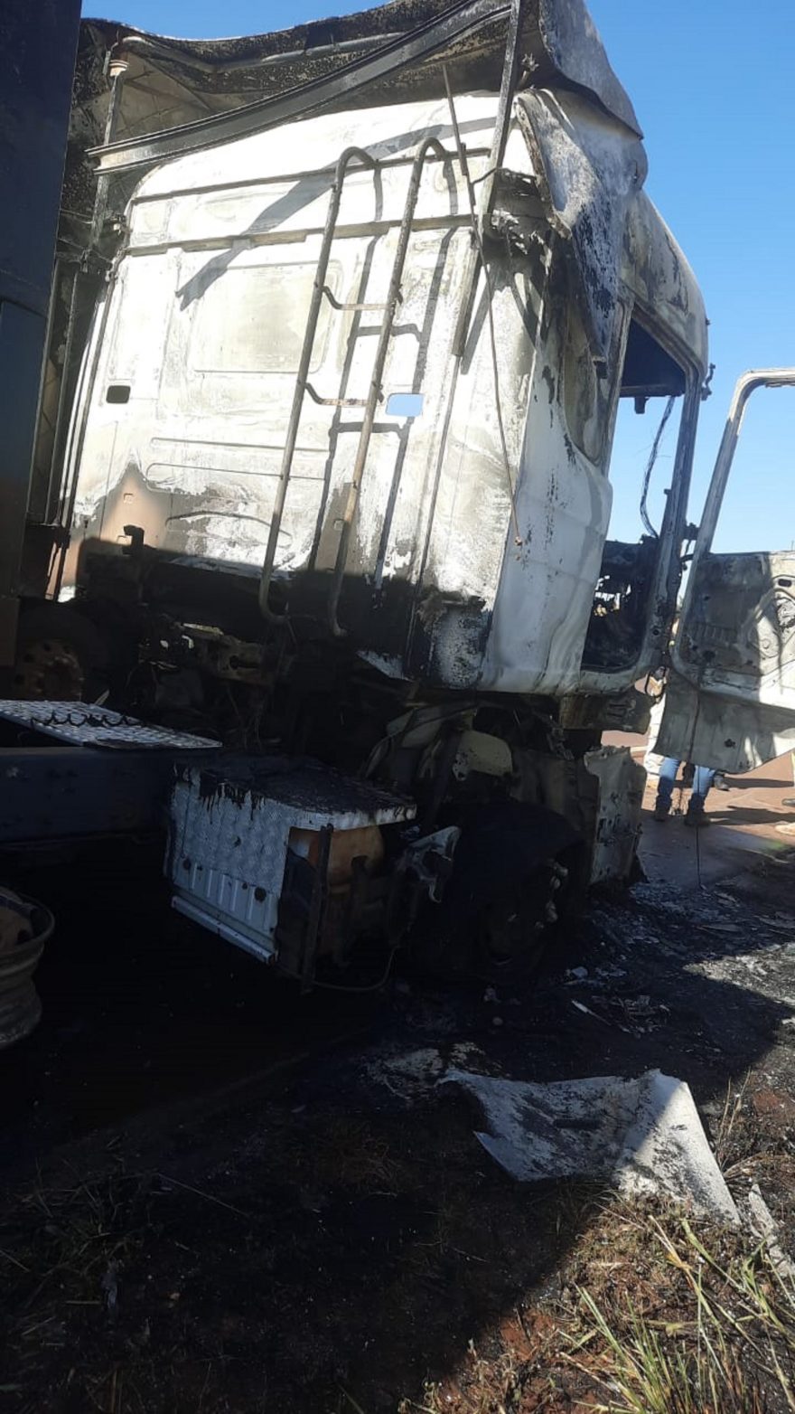 Imagens impressionantes mostram carreta pegando fogo na BR-369 em Corbélia