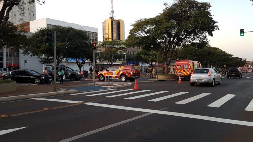 Ciclista se envolvem em colisão na Avenida Brasil e Corpo de Bombeiros é acionado