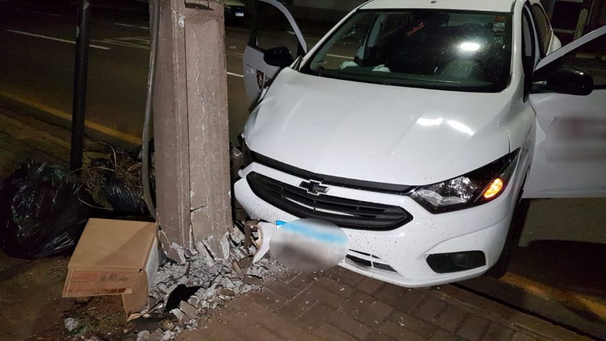 Carro bate contra poste na Rua Rio Grande do Sul, no Centro