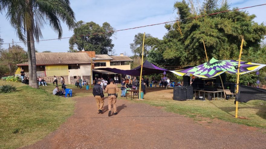 PM fecha festa ‘rave’ em chácara às margens da BR-369, em Cascavel