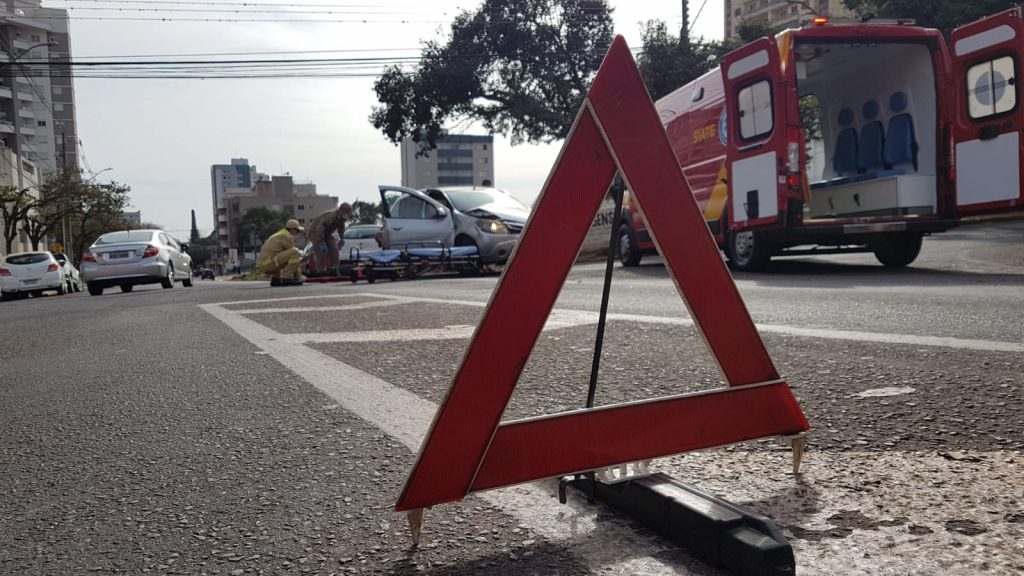 Sandero e Gol se envolvem em forte batida no Centro Sandero e Gol se envolvem em forte batida no Centro