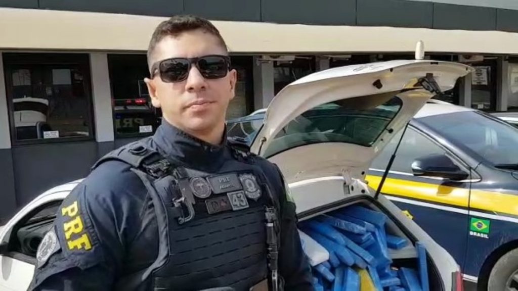 Motorista que tentou fugir da PRF e foi preso com maconha disse que é o “Brian” Motorista que tentou fugir da PRF e foi preso com maconha disse que é o “Brian”