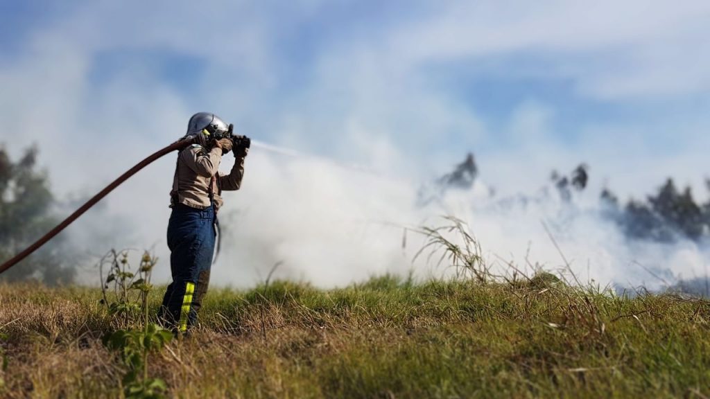 Bombeiros combatem incêndio em grande área de vegetação no Bairro Santo Onofre Bombeiros combatem incêndio em grande área de vegetação no Bairro Santo Onofre