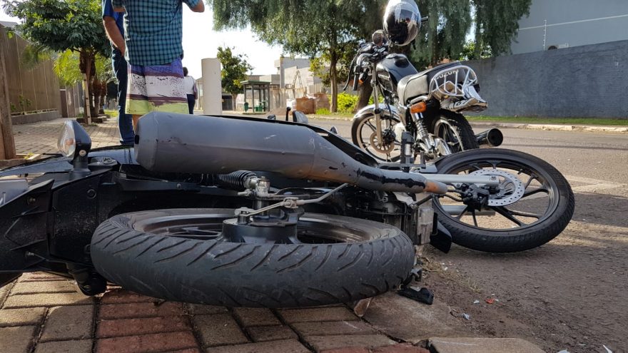 Dois pilotos sofrem suspeita de fratura após colisão entre motocicletas