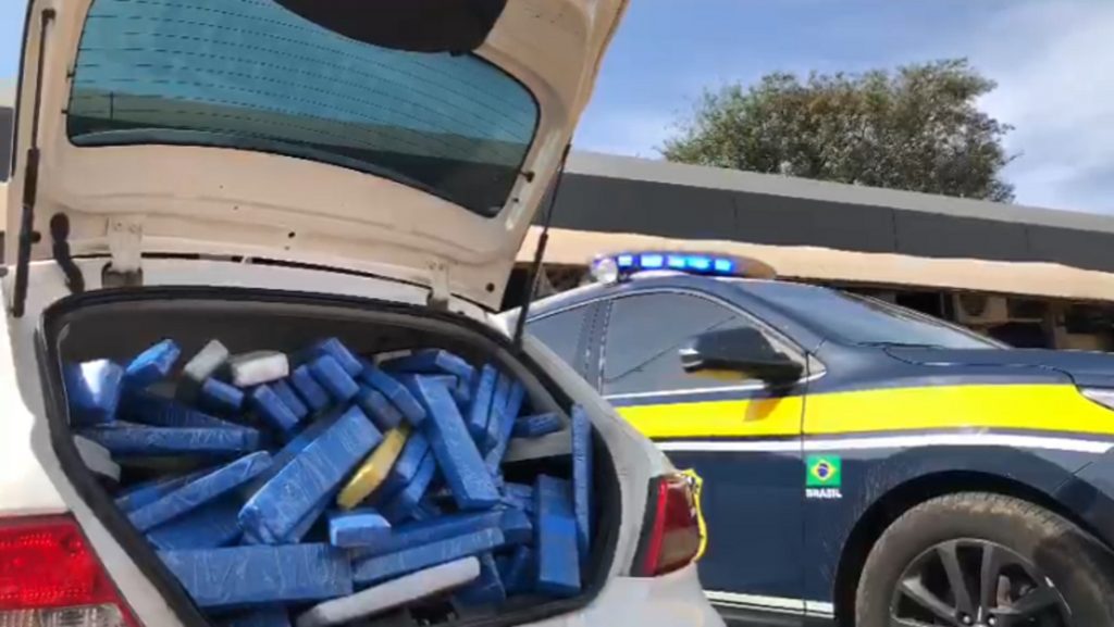 PRF apreende 138 kg de maconha e detém três pessoas na BR-163, em Lindoeste PRF apreende 138 kg de maconha e detém três pessoas na BR-163, em Lindoeste