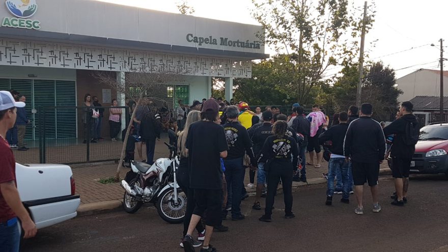 Amigos e familiares de Cris Teixeira se emocionam com homenagem feita por motoboys