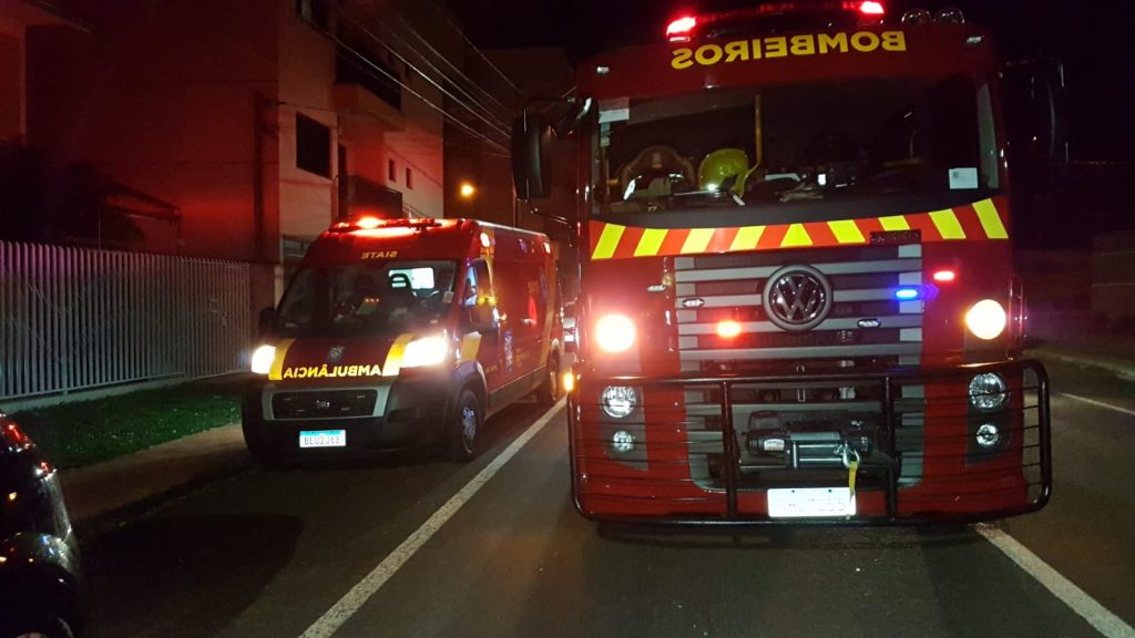 Mulher cai no banheiro e sofre fratura na perna