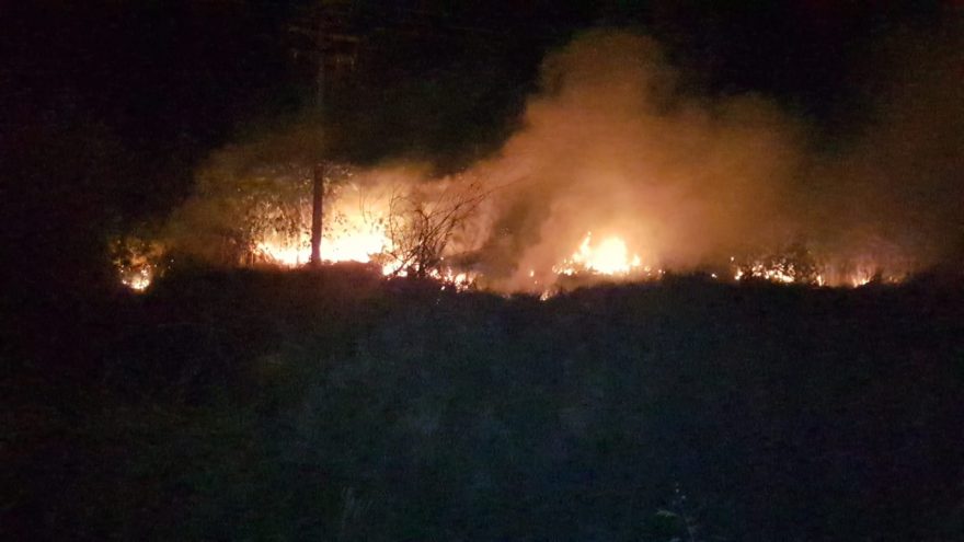 Corpo de Bombeiros é acionado para apagar incêndio em vegetação