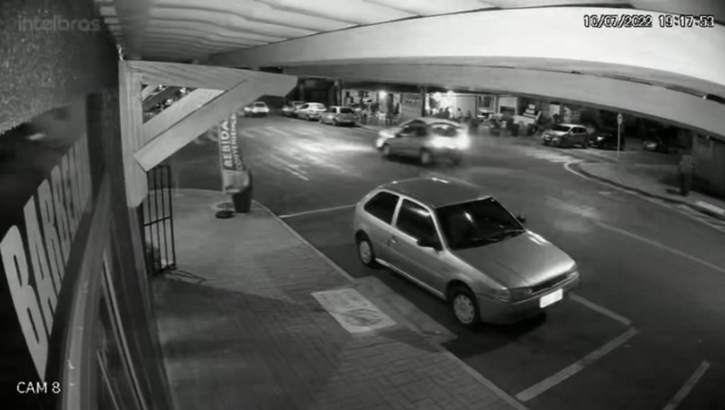 Vídeo: Carros colidem em cruzamento no Santa Cruz e jovem fica ferida