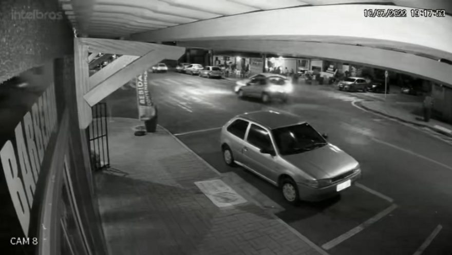 Vídeo: Carros colidem em cruzamento no Santa Cruz e jovem fica ferida