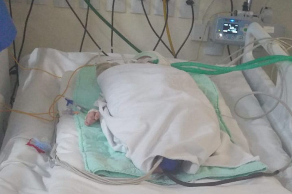 Após apelo de pai, bebê diagnosticado com broncopneumonia é transferido para uma UTI Pediátrica