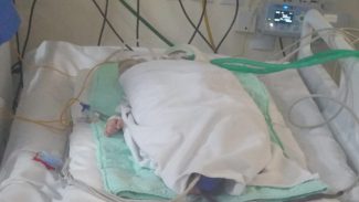 Após apelo de pai, bebê diagnosticado com broncopneumonia é transferido para uma UTI Pediátrica