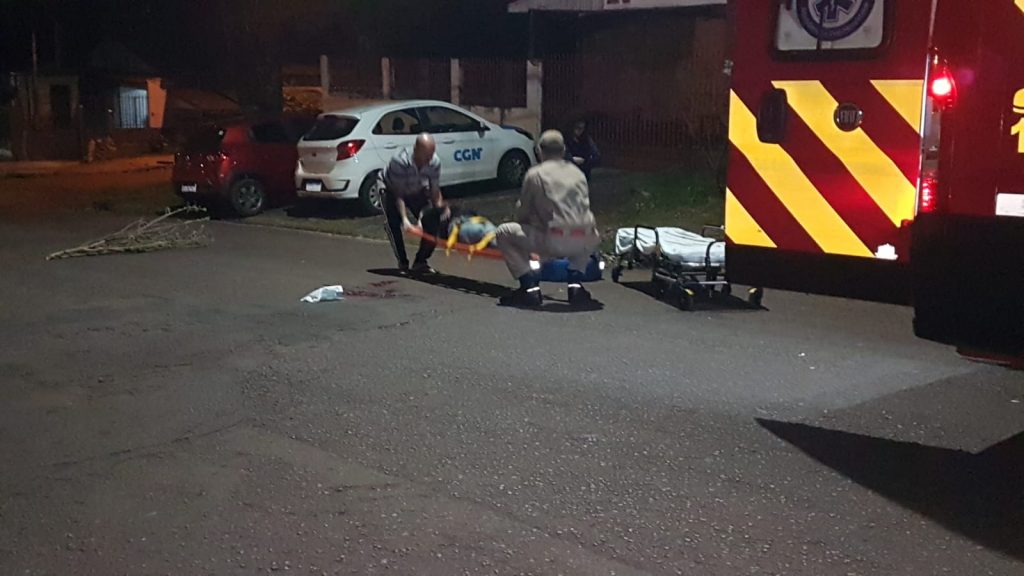 Homem cai de bicicleta após perder o controle e fica ferido