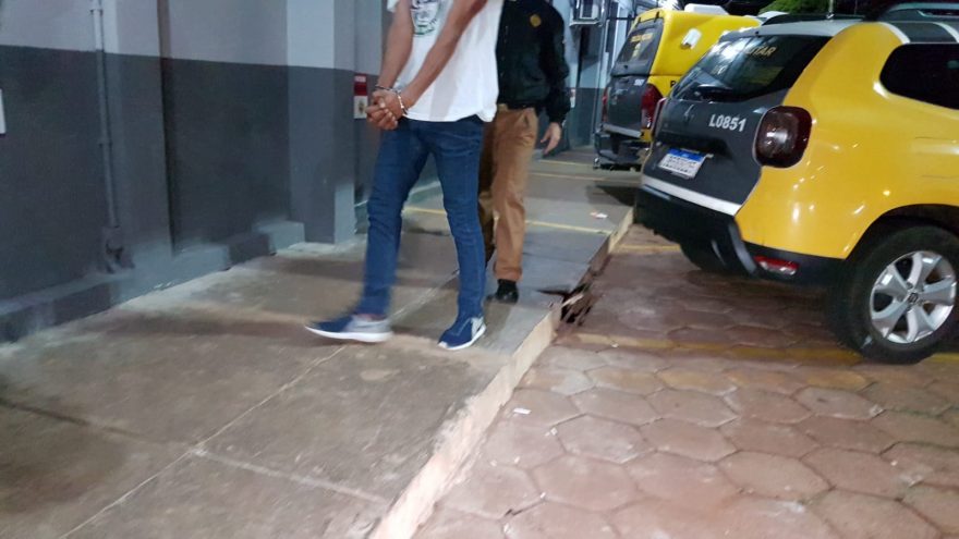 Homem pega celular de ex-companheira à força e acaba detido pela Polícia Militar