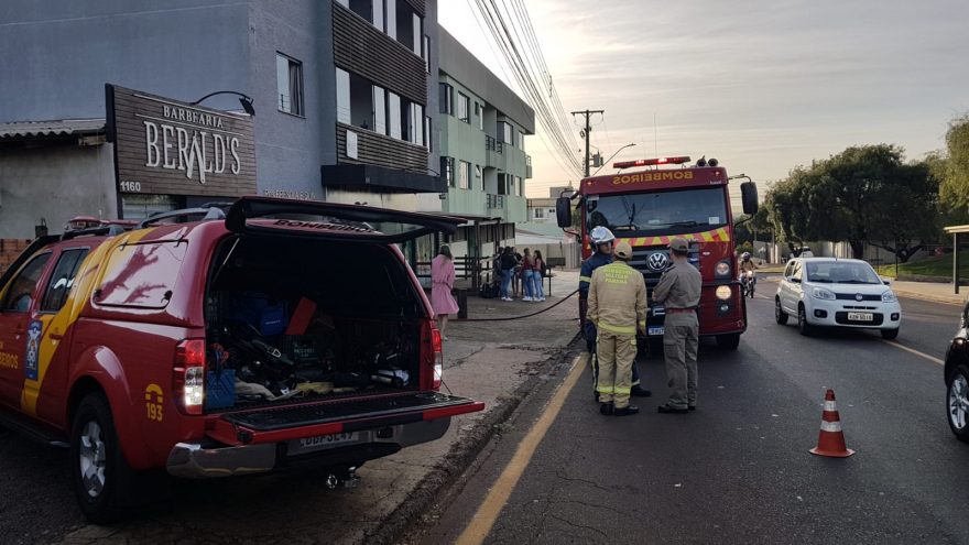Prédio é evacuado em frente à Unioeste, após colchão pegar fogo em um dos apartamentos