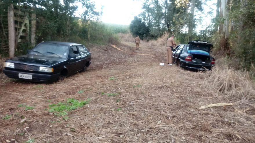 Carros furtados são encontrados pela PM às margens da PR-486