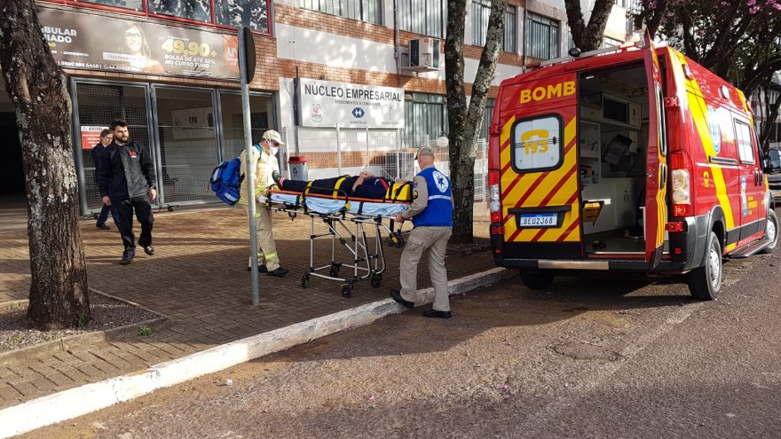 Funcionária da Unipar é socorrida após sofrer queda em piso molhado