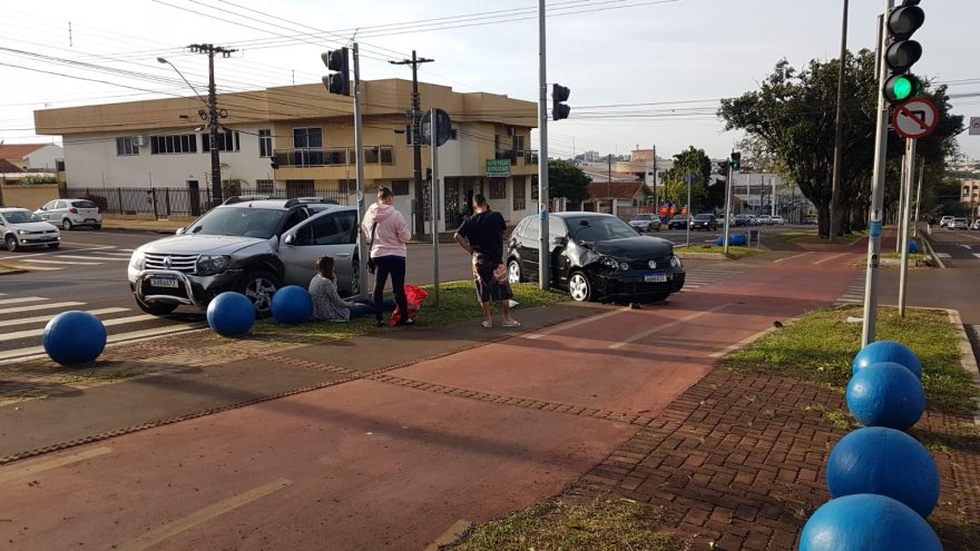 Polo e Renault Duster se envolvem em colisão na Avenida Barão do Rio Branco