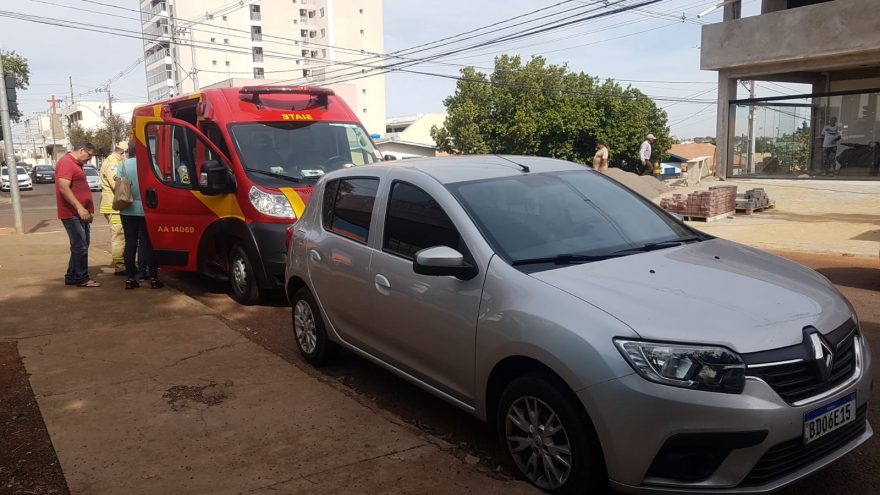 Motociclista fica ferida após colisão com carro na Rua Recife, no Coqueiral