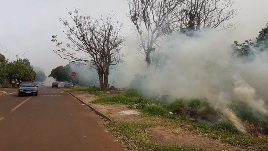 Incêndio em vegetação deixa Bairro Santa Cruz tomado por fumaça