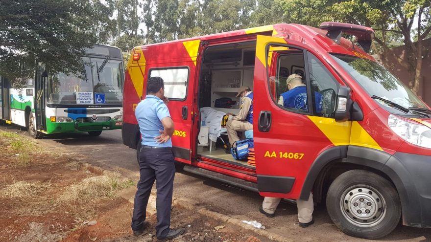 Mulher passa mal dentro de ônibus coletivo, sofre queda e precisa ser socorrida pelo Siate