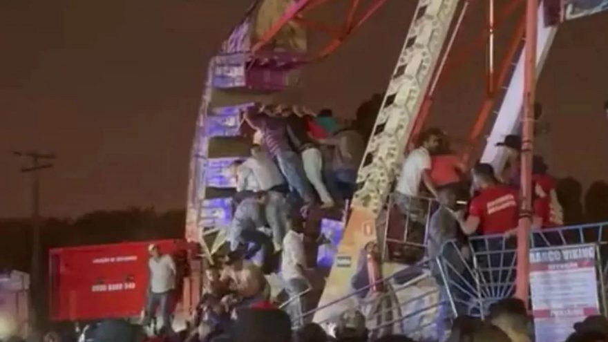 Vídeo mostra brinquedo de parque travando; pelo menos oito pessoas ficaram feridas