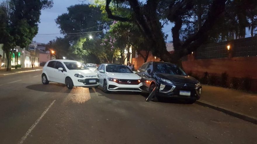 Colisão envolvendo três carros no Centro deixa veículos danificados