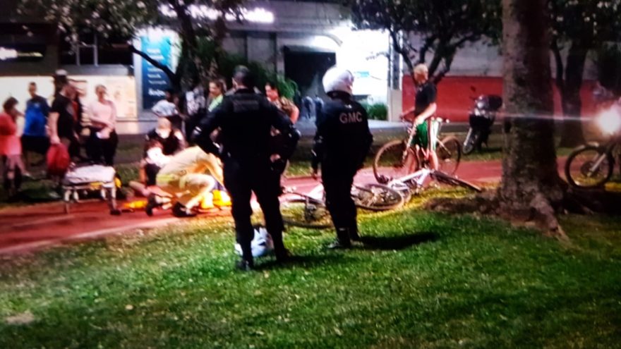 Mulher fica ferida após sofrer queda de bicicleta na ciclovia da Av. Tancredo Neves