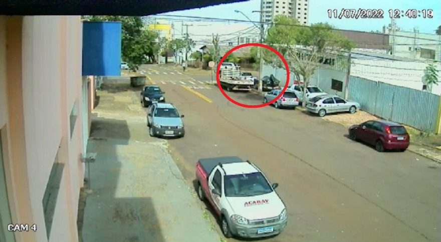 Imagens registram furto de lancha no Centro