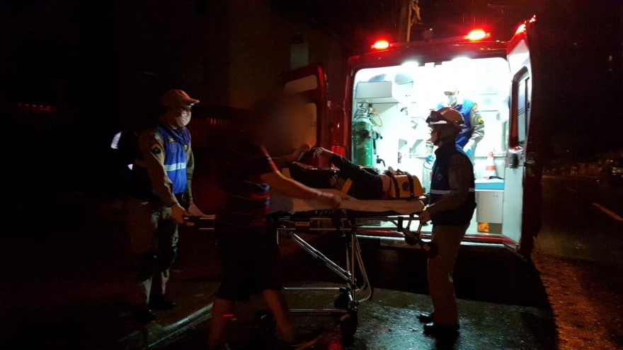 Mulher escorrega em poça na calçada e fere a cabeça no Riviera