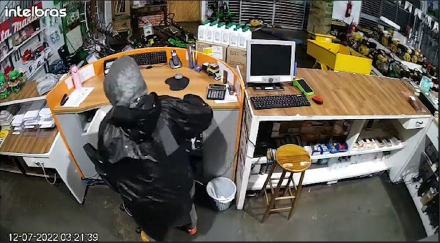 Vídeo: Câmeras de segurança flagraram ação criminosa em loja de equipamentos no São Cristóvão