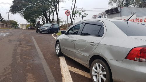 Carros se envolvem em colisão na Rua 25 de Agosto, na Área Militar Imagem referente a Carros se envolvem em colisão na Rua 25 de Agosto, na Área Militar