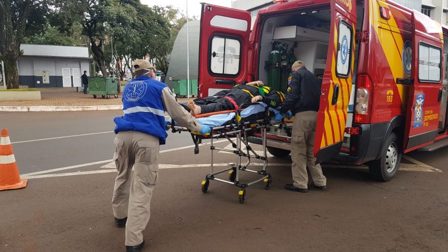 Motoboy fica ferido após se envolver em colisão com caminhonete na Avenida Brasil