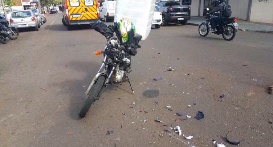 Motociclista tem suspeita de fratura na clavícula após sofrer acidente no Bairro Neva