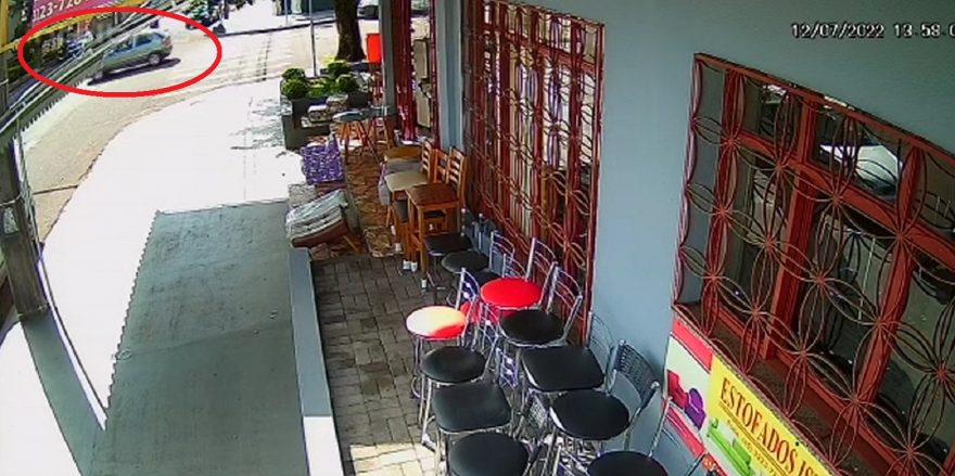 Câmera de segurança registra acidente que deixou motociclista ferido no Bairro Neva