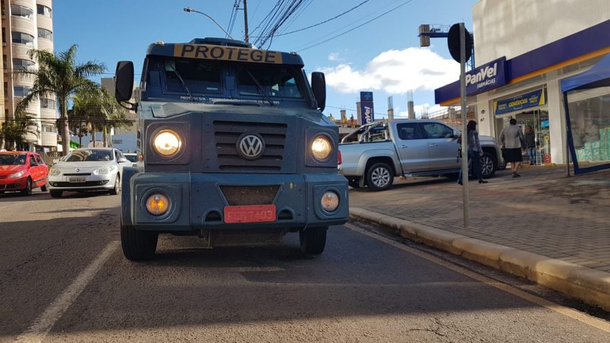 Carro forte se envolve em colisão com caminhonete no Centro de Cascavel