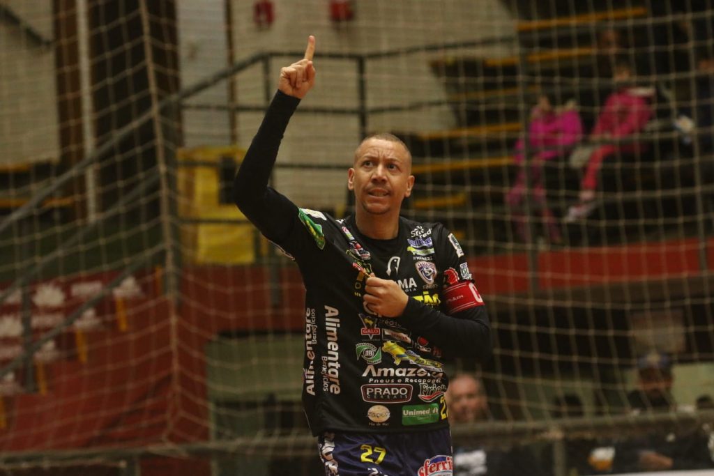 Atual artilheiro da Liga Nacional, Carlão se despede do Cascavel Futsal para jogar na Europa