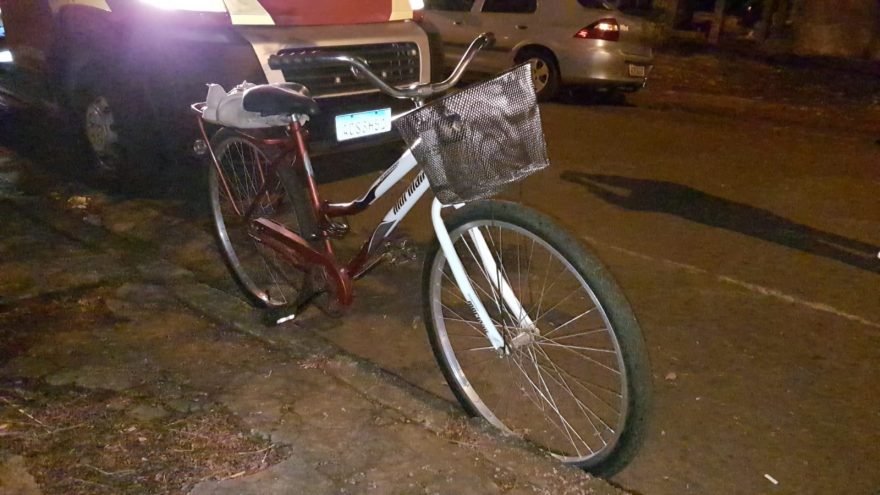 Ciclista fica ferida em colisão no bairro Santa Cruz