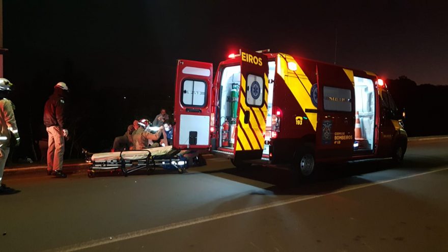 Motociclista fica em estado grave após colisão de trânsito em frente ao Lago Municipal