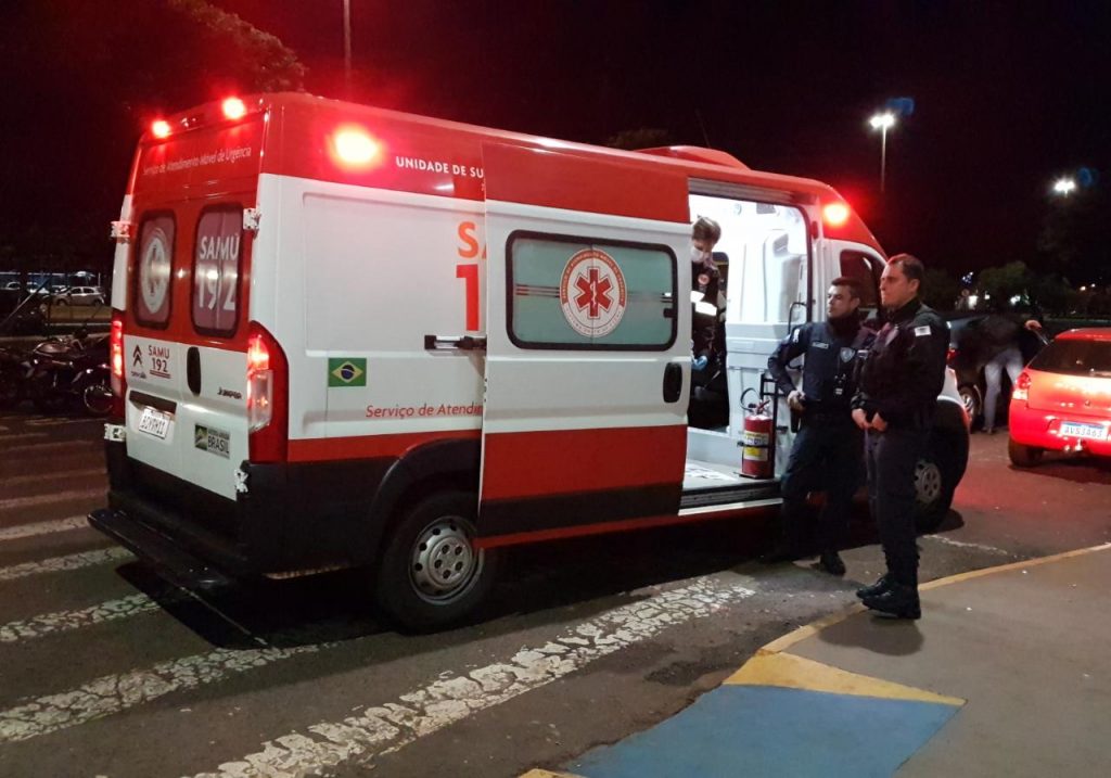Homem é atendido pelos socorristas do Samu na rodoviária