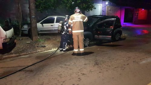 Imagem referente a Corpo de Bombeiros é acionado para combater incêndio em veículo no Universitário