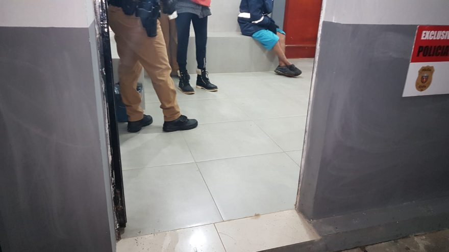 Polícia Militar prende suspeitos de furto à residência e recupera televisor, no Bairro Santa Cruz