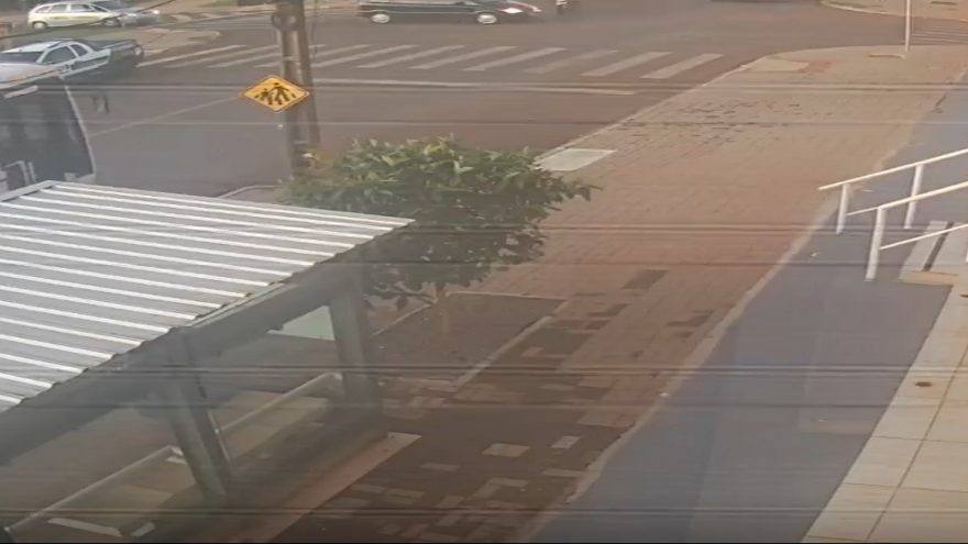 Vídeo mostra carro avançando preferencial durante colisão com moto