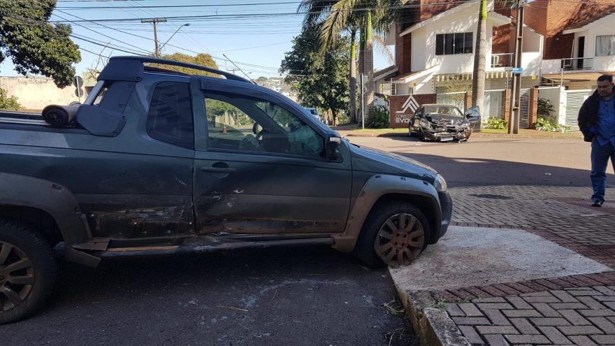 Batida violenta entre Civic e Strada é registrada no Centro de Cascavel
